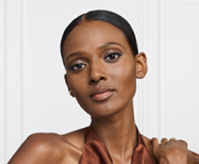 Kobieta o neutralnym podtonie skóry